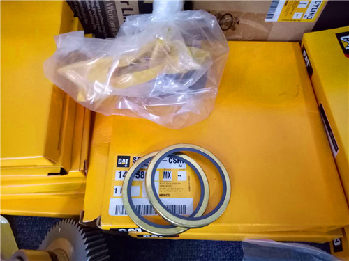 卡特彼勒 330-349d 配件、柴油發(fā)動(dòng)機(jī)機(jī)油濾清器 濾清器殼體由濾清器座和外殼組成